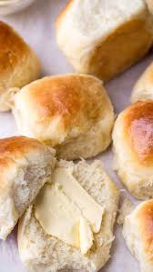 These Fluffy And Soft Dinner Rolls Are So Irresistible The Best Part Is They Use Ingredients You Mo Dinner Rolls Easy Buns Recipe Homemade Dinner Rolls Recipe