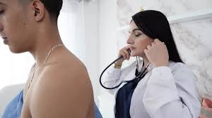 Doktorum büyük canavar yarağımdan etkilendi ve sonunda beni sert sikiyor