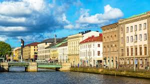 Sweden is 977 miles (1,572 kilometers) long and is bordered by norway on the west and finland to sweden's arctic north has been called the land of the midnight sun, because during the summer. Rl9aggpoic8egm