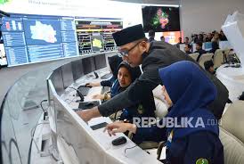 Tema yang sedang populer tersebut menjadi perbincangan bukan hanya dalam percakapan namun juga dalam bentuk pidato. Hindari Corona Disarankan Salaman Pakai Cara Sunda Republika Online