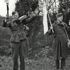 Generaloberst jodl unterzeichnete am 7. 75 Jahre Kriegsende Wie Der Zweite Weltkrieg Im Norden Endete Ndr De Geschichte Chronologie Kriegsende