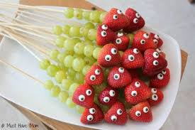 Voici 12 Facons De Rendre Les Fruits Irresistibles Pour Les Enfants Ils Vont S Amuser A Les Devorer Brochettes De Fruits Pour Enfants Aliments De Fete Sains Nourriture Pour Enfants