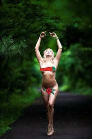 숨 막히는 몸매 모델 Evelyn의 매혹적인 사진 지금 확인