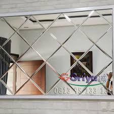 Venetian mirror adalah cermin yang mempunyai desain klasik dan antik yang tidak sekedar digunakan untuk berkaca, melainkan bisa membuat interior rumah anda menjadi lebih cantik dan elegan. Jual Kaca Cermin Bevel Dekorasi Kab Bandung Griya Glass Tokopedia