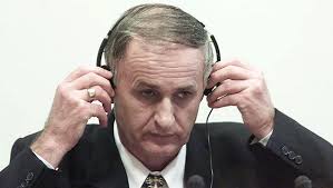 Vrah ze Srebrenice putuje do vězení v Polsku. Jen tam je v bezpečí