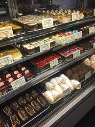 From the classical german streusels to exotic sweets and fine french pastries. Neues Design Vielfalt An Kuchen Bild Von Cafe Konditorei Metropol Dusseldorf Tripadvisor