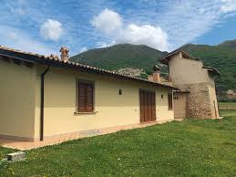 La chiesa di san salvatore, anticamente detta pieve di santa maria, si trova a campi frazione di norcia, addossata al cimitero del paese, nei pressi della sorgente del torrente campiano. La Villetta Di Campi Di Norcia Che Ha Resistito Al Terremoto