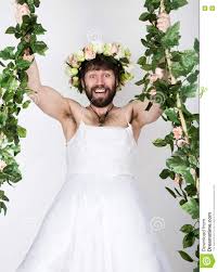 Bei über 2000 gelisteten hochzeitskleidern ist auch sicherlich dein traumkleid für deine hochzeit dabei. Bartiger Mann Im Hochzeitskleid Einer Frau Auf Ihrem Nackten Korper Haftend Der Rebe An Gesichtes Verziehen Gesichtes Verziehen Stockbild Bild Von Nahaufnahme Feier 70768425