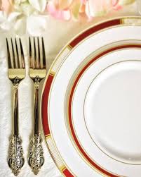 Black And Gold Plastic Plates Doing A Diy Wedding And Want The Most Gorgeous Look Possible For Your Budget Well You Snag Plastic Dinnerware Elegant Plastic Plates Plastic Dinnerware Sets