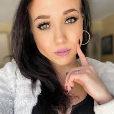 Amanda Leroux's Instagram, Twitter & Facebook