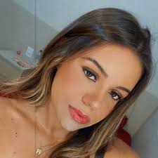 Isabella Quesada 🦋 (@bellaaquesada)