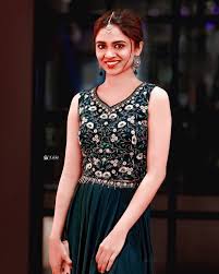 Watch Dileep S Daughter Meenakshi S Stunning Dance Performance Malayalam News Indiaglitz Com Even though both her parents are exceptionally talented actors, meenakshi has reportedly no plan to pursue a career in films. watch dileep s daughter meenakshi s