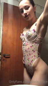 Gloriagracex Shows Off Tight Body | PimpBunny