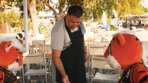 Ο σπύρος γιατράς είχε γεννηθεί στην αθήνα και η οικογένειά του μετανάστευσε για πολλά χρόνια στην νότιο αφρική. Diafhmish Epos Gia Ta Diarkeias Toy Promh8ea Me Koloky8ia Toympana Kai Taberniarh Ton Proponhth Giatra