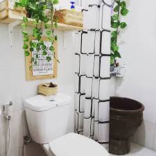 Memiliki bathtub berukuran mini dengan model kursi toilet yang menempel pada dinding, desain ini sangat efektif untuk sebuah kamar mandi kamar mandi minimalis ukuran 1 x 2 yang terasa jauh lebih luas dari ukuran aslinya! Desain Kamar Mandi Sederhana Ukuran 2x2 Dinding Tanpa Keramik Desainer Interior Indonesia