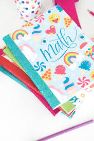 Decora los cuaderno como mas te guste, y dale un toque que vaya con tu personalidad, existen varios tipos de decoración para después de haber conocido estas magnificas ideas para decorar los cuadernos puedes cambiar los colores o los diseños por el que. Decorar Cuadernos Escolares Con Plantillas Para Imprimir Gratis