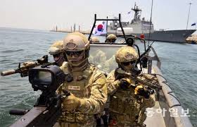 청해부대 간이검사서 49명 양성…대량 확진 우려. ì•„ë´ë§Œì˜ ìˆ˜í˜¸ìž ì²­í•´ë¶€ëŒ€ ìž'ì „ í˜„ìž¥ ë¥´í¬ ë‰´ìŠ¤ ë™ì•„ë‹·ì»´