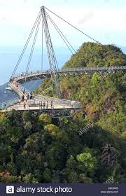 It provides an aerial link from the oriental village at teluk burau to the peak of gunung machinchang, which is also the location of the langkawi sky bridge. Die Kurve Hangebrucke Auf Der Bergstation Auf Langkawi Cable Car Langkawi Kedah Malaysia Sud Ost Asien Asien Stockfotografie Alamy