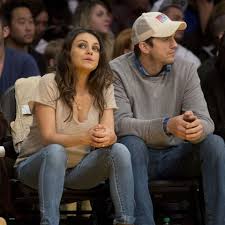 Actors ashton kutcher and mila kunis said in a new interview that that they only gave their kids baths as infants when they could see the dirt on them.. Mila Kunis Ashton Kutcher Ein Bodenstandiges Paar Gala De