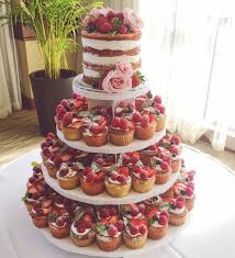 Pin By Danquin On Hochzeit Wedding Cakes With Cupcakes Fresh Fruit Cake Wedding Cupcakes