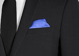 Avant, il était absolument interdit de combiner cette couler forte avec d'autres teintes vives. Pochette De Costume Bleu Roi En Soie Tailor Corner