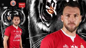 Vokalis grup band d'masiv, rian ekky pradipta, melakukan unboxing jersey terbaru klub liga 1, persija selain menjadi vokalis band, rian juga menjadi penggemar persija jakarta, the jakmania. Jersey Persija Jakarta Bocor Netizen Berikan Respons Negatif Indosport