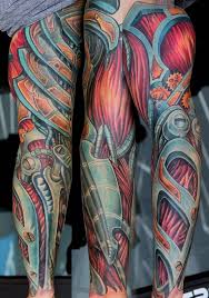 7 Biomechanik Tattoo An Dem Ganzen Arm Mann Mit Grosser Farbiger Tatowierung Sleeve Tattoo Biomechanik Tattoo Biomechanik Biomechanik Tattoos