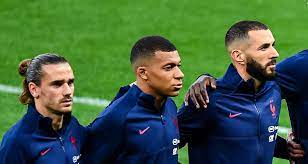 Karim benzema (33 ans, 81 sélections, 27 buts) se réjouit de découvrir et d'évoluer aux côtés de kylian mbappé en équipe de france. Equipe De France Le Trio Benzema Mbappe Griezmann Fait Saliver Mourinho