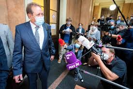Über den neonazi gottfried küssel sagte gudenus bei einer gerichtsverhandlung gegen den politiker ewald stadler im april 2014: Uxkrcyokm1taam