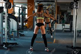 Programme fitness femme ou sport cardio, votre programme de sport femme sur mesure ! Belle Jeune Femme Avec Un Corps Sexy Dans L 39 Entrainement De Sport Dans La Salle De Gym Banque D Images Et Photos Libres De Droits Image 82084411