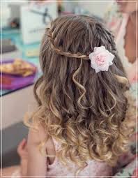 Ab tak main ne aap ko sirf college aur dulhan hair style ke bare me bataya tha, agar aap dulhan hair style yaa college girl hairstyle dekhna ho aur woh bhi step by step trike se to aap hamara yah blog  hairstyle for girl step by step in hindi  pad sakti hai. Hairstyles For Girl For Party 20 Short And Curly Haircuts