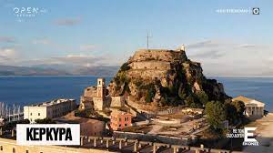 Οι βορειοανατολικές της ακτές πλησιάζουν αρκετά (περ. Eikones Me Ton Taso Doysh Kerkyra A Meros Open Tv