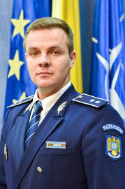 De meeste officieren treden rechtstreeks toe tot de rang van commissaris. PurtÄtori De Cuvant Ministerul Afacerilor Interne