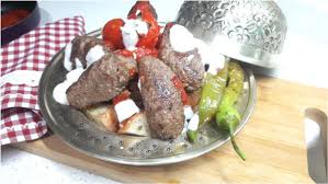 Traditionally made with raw meat, there are vegetarian variations made with bulgur and in urfa, a local meatless version is ma. Frikadellen Mit Fladen Pideli Kofte Turkische Rezepte