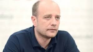 Reagon Erzen Vraniqi: Nuk e mohon se babai i tij dha lejen për Kishën në UP