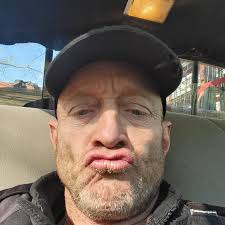 Can someone recommend a good landscaper for seasonal maintenance?