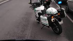 I volontari della croce verde di villastellone l'hanno accatastata su un. Milano Incidente In Via Bisceglie Auto Si Ribalta In Mezzo Alla Strada