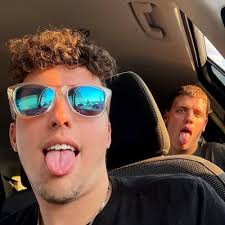 Blake Graves (@BlakeGraves3)