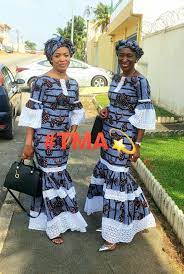 Longue Robe En Pagne Melange Avec Dentelle Blanche En Uniforme In 2021 African Clothing Styles African Fashion African Clothing
