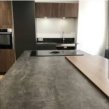 A la fois esthétique et fonctionnel, le plan de travail est un peu la star de la cuisine. Matiere Dekton Coloris Iron Grey