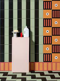 Nathalie du pasquier, constructions les assemblages de formes et d'objets familiers sont présents dans les peintures de nathalie du pasquier depuis la fin des années 1980. Nathalie Du Pasquier Entwirft Fliesen Fur Mutina Ad