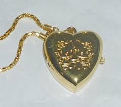 Hello kitty by simmons jewelry co. Necklace With Pendant Heart Shaped Watch Hello Kitty Gold