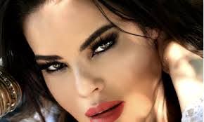 Leeann Pratt's Instagram, Twitter & Facebook