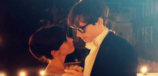 Baseado na biografia de stephen hawking, o filme mostra como o jovem astrofísico (eddie redmayne) fez descobertas importantes sobre o tempo, além de retratar o seu romance com a aluna de cambridge jane wide (felicity jones) e a descoberta de uma doença. 5 Filmes Que Chegam No Inicio De Janeiro Na Netflix