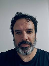 Quiénes somos [Vol. VI] Tiene un pie en la Luna y el otro en todas partes.  Clavó en ella la bandera de la curiosidad e invitó a miles a infectarse.  Tiene un