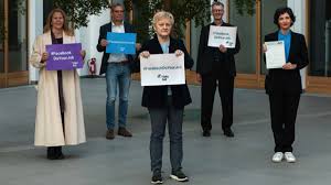 Hier finden sie alle meldungen und informationen der faz zur deutschen renate künast: Kunast Verklagt Faceook Immer Wieder Das Gleiche Meme