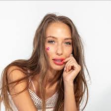 Laura Quest's Instagram, Twitter & Facebook