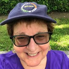 عندما ألهم أرسم وأهرب! لا أحد في لوس أنجلوس يحتاج إلى فساتين ولكن المال  سيساعد وسيتم التبرع بهذه اللوحة عند بيعها مباشرة مثل تذاكر FW هذا الموسم.  ♥️♥️