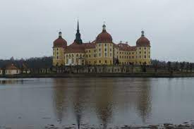 It's a czech/east german adaptation which is massively popular in germany and austria (among other countries) and is traditionally shown. Drei Haselnusse Fur Aschenbrodel Die Winterausstellung Im Schloss Moritzburg Kurzreisen Und Meer