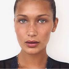 Karede ilk etapta ayak dışında bir şey yokmuş gibi görünse de suudi arabistan halkı öyle bir. Bella Hadid Schone Augen Braune Haare Grune Augen Haare Und Beauty